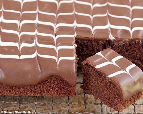 Mary Berry Tray Bakes, Mary Berry Chocolate Cake, Berry Chocolate Cake, Mary Berry Cakes, Mary Berry Cooks, Chocolate Traybake, Traybake Cake, Chocolate Tray, Bake Off Recipes