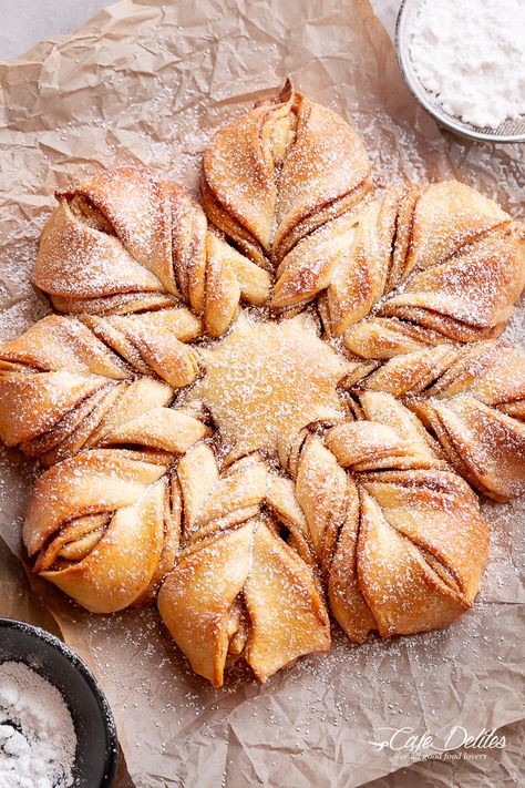 Soft and fluffy Star or Snowflake Pull Apart Christmas Bread with a sweet and sticky brown sugar cinnamon roll centre! An amazing dessert for your holiday celebrations! A pull apart star bread with a buttery cinnamon Christmas Bread Recipes, Star Bread, Christmas Bread, Mexican Breakfast, Cafe Delites, Cinnamon Bread, Star Christmas, Breakfast Pizza, Christmas Breakfast