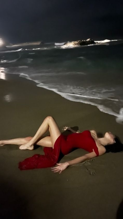 Red Romantic Aesthetic, 1990 Photoshoot, Beach At Night, Dark Feminine Aesthetic, Foto Poses, Trik Fotografi, Dark Feminine, Feminine Aesthetic, Red Aesthetic