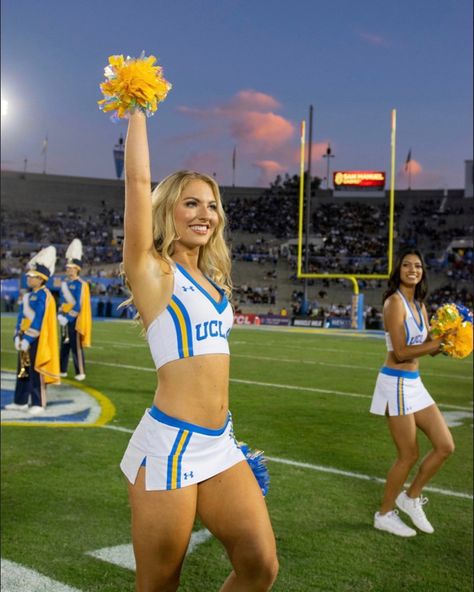 Cheer Besties, Cheerleader Aesthetic, Ucla Cheerleaders, Cheer Team Pictures, Cute Cheer Pictures, Melissa Supergirl, Cheer Athletics, College Motivation, Cute Cheerleaders