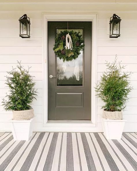 25 Winter Porch Decor Ideas to Make Your Entry More Inviting | Hunker Craftsman Front Porch, Modern Farmhouse Interior, Winter Porch Decor, Dough Box, Winter Front Porch, Neutral Holiday Decor, Summer Porch Decor, Winter Porch, Side Porch