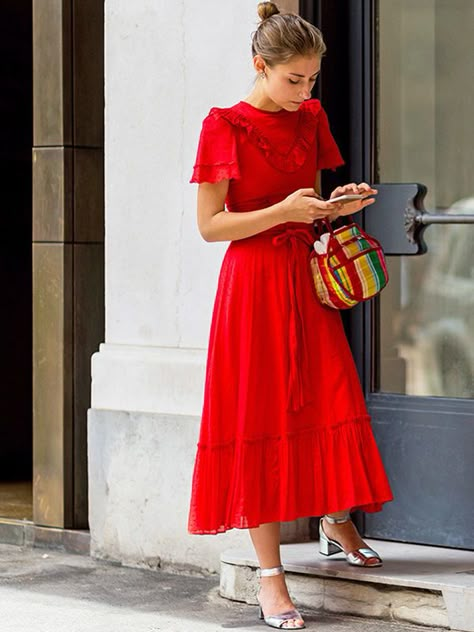 The nine best workday-ready summer dresses under $150, from printed midis to bright shifts, so you can start the day with effortless, sunny vibes and seamlessly head out for a margarita (or two) once the clock strikes five. Summer Work Dresses, Street Style Fall Outfits, Looks Street Style, Fall Street Style, Inspired Outfits, Retro Chic, Mode Inspiration, Street Style Outfit, Look Chic