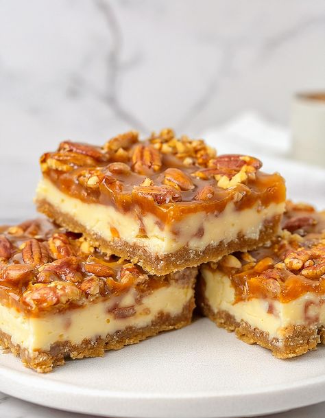 Praline Crumb Caramel Cheesecake Bars, Praline Brownies, Pecan Pie Cheesecake Bars, Caramel Cheesecake Bars, Praline Recipe, Crumb Bars, Strawberry Bread, Sugar Cookie Mix, Pecan Bars