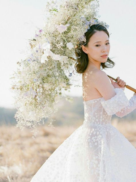 Floral Umbrella Wedding, Flower Umbrella Photoshoot, Paper Umbrella Photoshoot, Umbrella Bouquet, Flower Parasol, Umbrella Photoshoot, Flower Umbrella, Bridal Umbrella, Wedding Walk