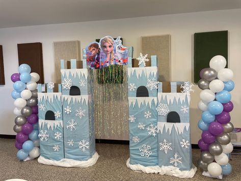 Elsa Castle, Castle Birthday Party, Diy Christmas Snowflakes, Elsa Birthday Party, Frozen Castle, Frozen Party Decorations, Disney Christmas Decorations, Frozen Kids, Frozen Birthday Invitations