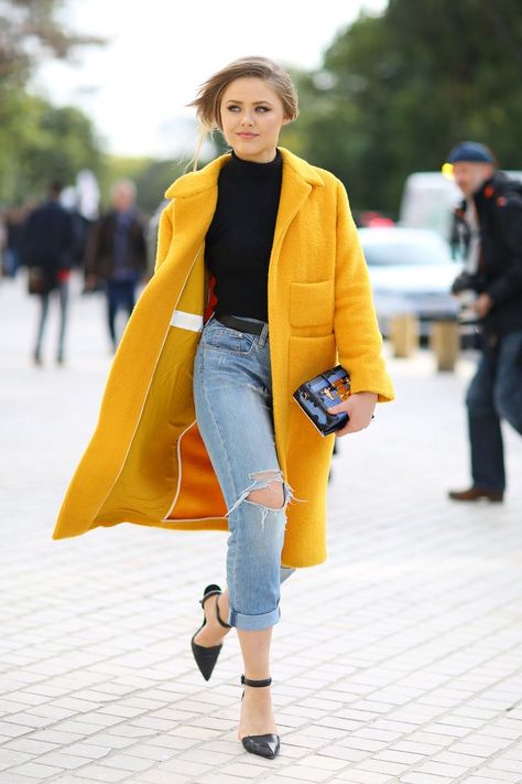 How to rethink your wardrobe without spending any money Yellow Coat Outfit, Casual Edgy, Mode Mantel, Yellow Coat, Winter Stil, Coat Outfits, Mode Inspo, Yellow Fashion, Coat Fashion