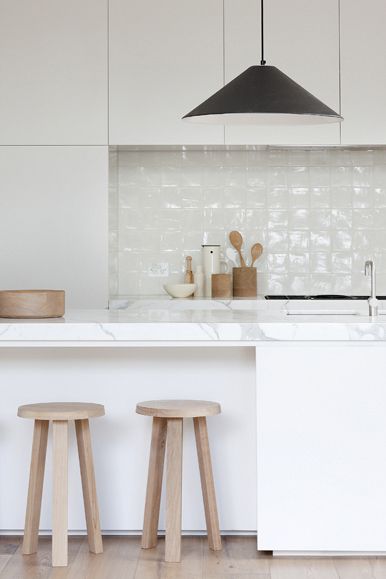 Made by Cohen Model Dapur, Wooden Stools, White Tiles, Beautiful Kitchens, Kitchen Style, Kitchen Space, Kitchen Room, White Kitchen, 인테리어 디자인