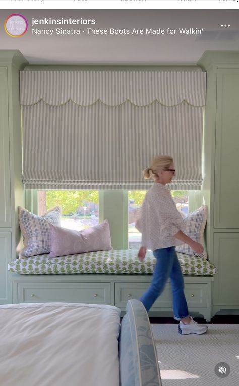 Diy Scalloped Valance, Grandmillenial Playroom Ideas, Scalloped Blinds, Window Pelmet Ideas, Scalloped Pelmet, Chic Playroom, Window Seat Curtains, Scalloped Window Valance, Nursery Window Treatments