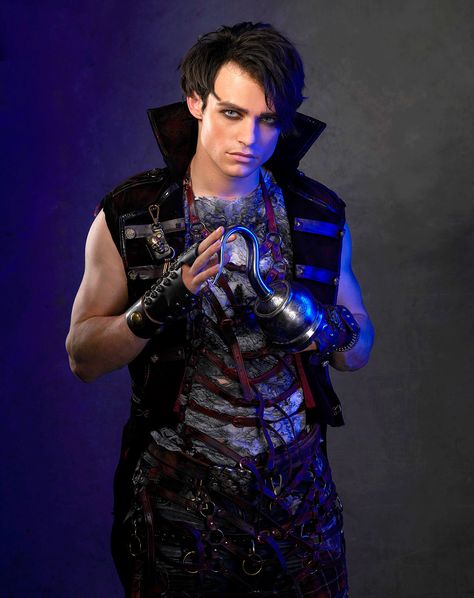 Descendants Harry, Maleficent Magic, Thomas Doherty Descendants, Childhood Disney, Dove And Thomas, Descendants Characters, Cheyenne Jackson, Harry Hook, Descendants 1