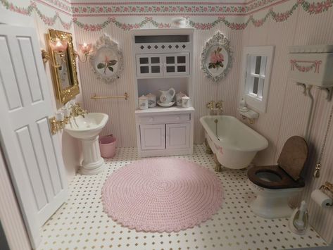 Coquette House, Pink House Interior, Kawaii Room Ideas, Blocksburg Room Ideas￼, Vintage Bathrooms, Redecorate Bedroom, Dream House Rooms, Pretty Room, Cute House