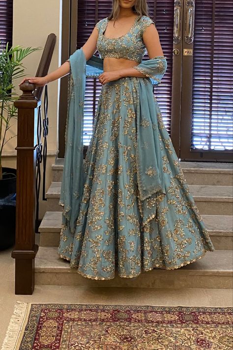 Mehendi Lehengas For Bride, Sky Blue Lehenga Wedding, Bhaat Function Outfit, Pithi Outfit Brides, Lehengas For Bride, Lehnga Ideas, Lehenga Blouse Pattern, Function Outfit, Sky Blue Lehenga