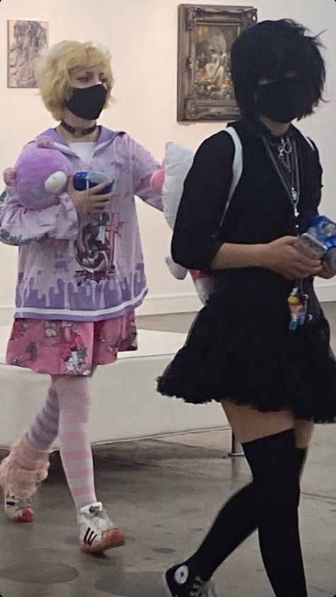 Couples With Opposite Aesthetics, Opposite Aesthetic Outfits, Pink And Black Couple, Opposite Aesthetic Couple, Opposite Aesthetic, Menhera Fashion, Pastel Goth Outfits, Alt Clothes, Yami Kawaii