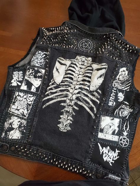 Back Patches For Jackets Punk, Punk Custom Jacket, Trad Goth Battle Jacket, Back Of Battle Jacket, Horror Battle Jacket, Battle Jacket Back Panel, Diy Spikes Clothes, Patched Leather Jacket, Battle Jacket Embroidery