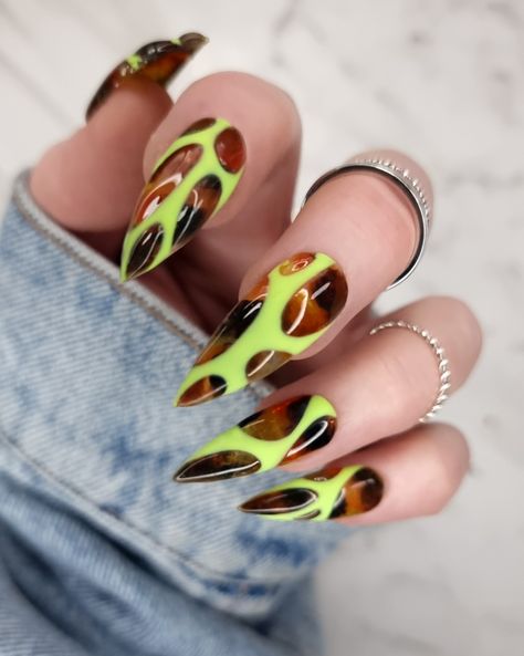 Tortoise Neon Nails, Neon And Tortoise Shell Nails, Tortoise And Neon Nails, Tortoise Fall Nails, Houndstooth Nail Design, Neon Tortoise Shell Nails, Gator Nails Designs, Pickle Nails, Thermal Nails Designs