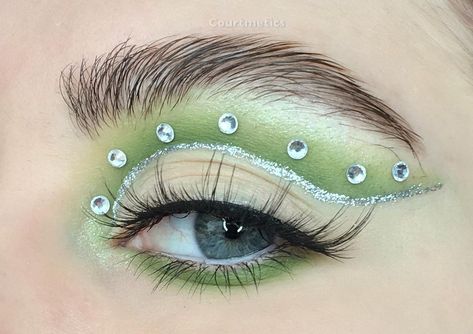 Courtneyy | makeup on Instagram: “Day 1/25🎄 Turns out green and silver doesn’t look as festive as I thought it wouldve⛄️ • #revolutionmakeup eyeshadow • #collectionlove…” Green White Makeup, Green And Silver Eye Makeup, Green And Silver Makeup, Green And Silver Eyeshadow, Green Eyeshadow With White Eyeliner, Green Eyeshadow Douyin, Green Eyeshadow Rhinestones, Hint Of Green Eyeshadow, Green Sliver Eyeshadow