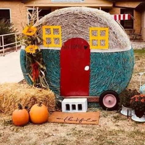 Hay Bale Painting Ideas, Round Hay Bale Decorating Ideas, Painted Hay Bale Ideas, Halloween Hay Bale, Pumpkin Hay Bale, Hay Bale Decorating Ideas, Pumpkin Patch Business, Decorated Hay Bales, Hay Bale Fall Decor