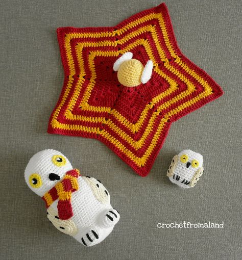 Golden snitch lovey – Crochet from Åland Hp Crochet, Harry Potter Baby Blanket, Crochet Lovey Pattern, Harry Potter Things, Harry Potter Blanket, Harry Potter Crochet, Lovey Crochet, Harry Potter Owl, Crochet Baby Gifts