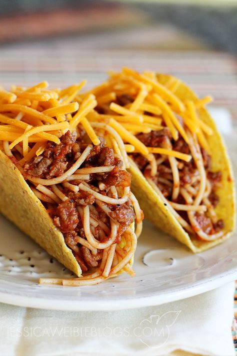 Spaghetti Tacos Spaghetti Tacos, Taco Spaghetti, Spaghetti Recipes, Weird Food, Quesadillas, Freezer Meals, Food Cravings, Soul Food, Mexican Food Recipes