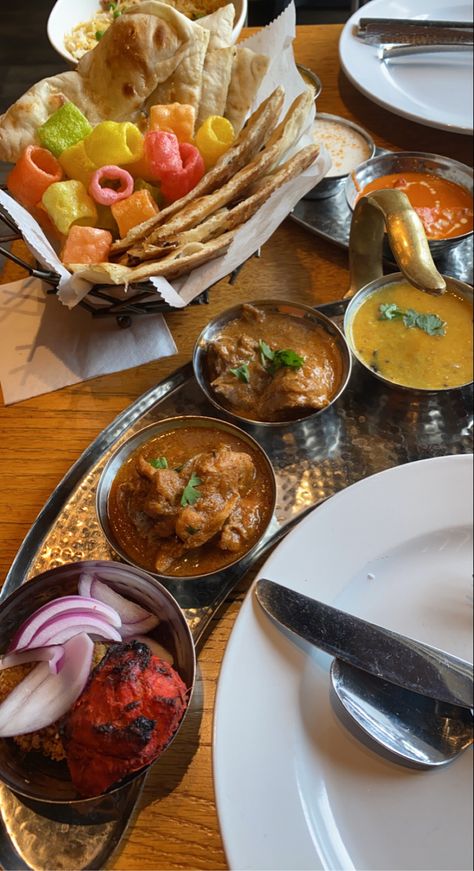 White plate surrounded by different Indian dishes and bread Indian Dining Table, Lunch Recipes Indian, Fusion Restaurant, Lunch Table, Lunch Buffet, Creative Portrait Photography, Lunch Recipes, Good Eats, Food Photography