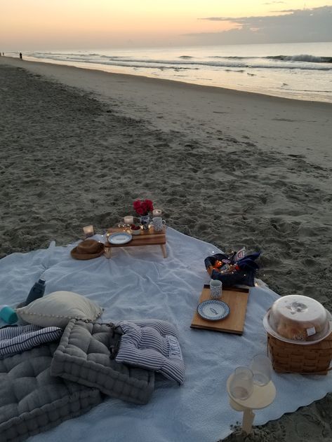 Beach Breakfast Picnic Mornings, Sunrise Beach Picnic, Mini Dates, Sunrise Picnic, Picnic Needs, Beach Picnic Aesthetic, Beach Date Outfit, Picnic Table Decor, Beach Setup