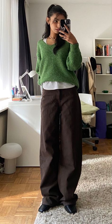 Normcore Aesthetic Summer, Brown Pants Aesthetic, Brown Trousers Outfit, Brown Pants, Winter Fits, Moda Vintage, Mode Inspo, 가을 패션, Casual Style Outfits