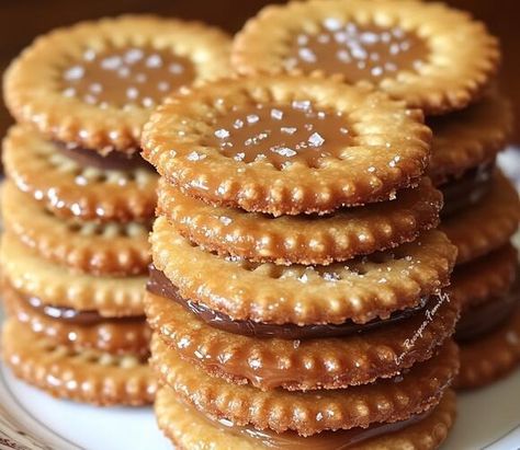 Deliciously Sweet & Salty: Try New York’s Salted Caramel Ritz Cracker Cookies Recipe Ritz Cracker Cookies, Banana Split Dessert Recipes, Lemon Glaze Cake, Creamy Mashed Potatoes Recipe, Salty Desserts, Salted Caramel Recipes, Banana Split Dessert, Salted Caramel Cookies, Butter Crackers