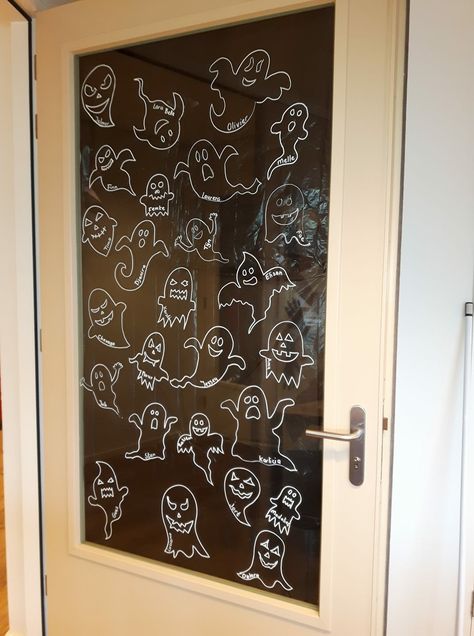 Halloween Chalk Pen Window, Window Drawing Halloween, Halloween Window Display Paint, Halloween Window Drawing, Halloween Window Painting Ideas, Halloween Window Painting, Halloween Window Art, Fall Window Painting, Halloween Window Display