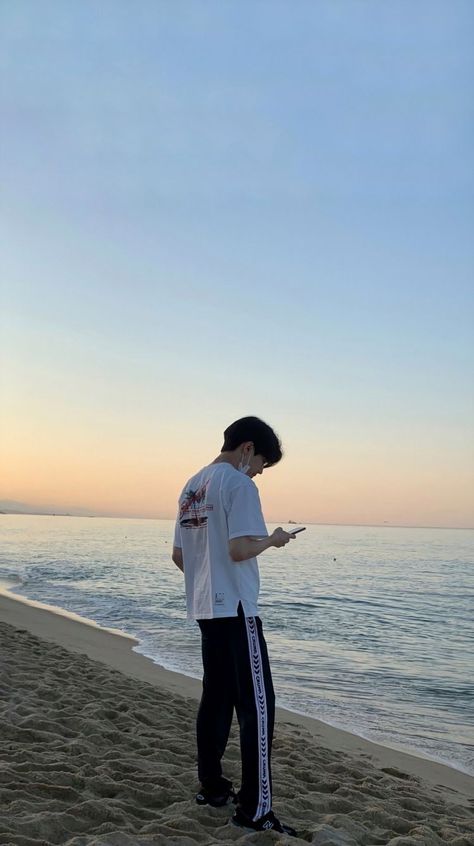 Sweater Rajut, Won Woo, Boyfriend Wallpaper, Nct Dream Jaemin, Seventeen Wonwoo, Seventeen Wallpapers, Seventeen Album, Beach Wallpaper, Beach Aesthetic