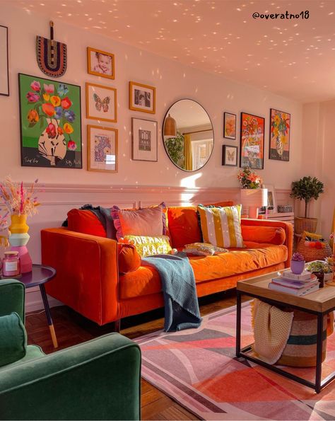 Bright Vibrant Living Room, Living Room Ideas Colourful, Neo Interior Design, Boho Living Room Colourful, 70s Inspired Living Room Modern, Groovy Aesthetic Living Room, Lesbian Living Room, Small Living Room Eclectic, Maximalistic Living Room