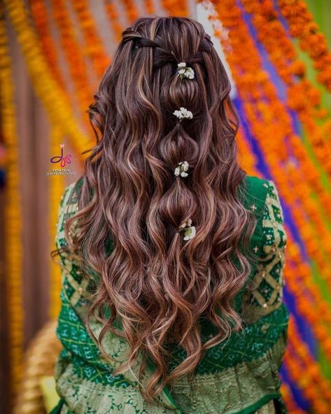 Floral Hairstyles Open Hair, Hair Styles For Mehndi Function, Hairstyle For Sangeet Function, Hairstyle For Mehndi Function, Hairstyles For Sangeet Function, Sangeet Hairstyles Bridesmaid Hair, Hairstyles For Mehndi Function, Sangeet Hairstyles For Bride, Mehndi Hairstyle