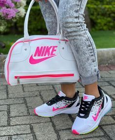 Nike Air Max 90 Outfit, Nike Sets, Nike Bag, Casual Shoes Women Sneakers, Nike Shoes Women Fashion, Pink Nike Shoes, Colorful Sneakers, Sneakers Nike Air Max, Nike Bags