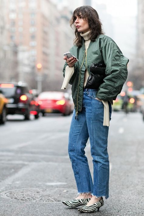 See the bomber jacket outfit ideas we're loving for 2018, thanks to our favorite street style stars. Ma 1 Jacket, Jacket Outfit Women, La Fashion Week, Mode Casual, La Fashion, Cool Street Fashion, Mode Inspiration, Jacket Style, New York Fashion Week