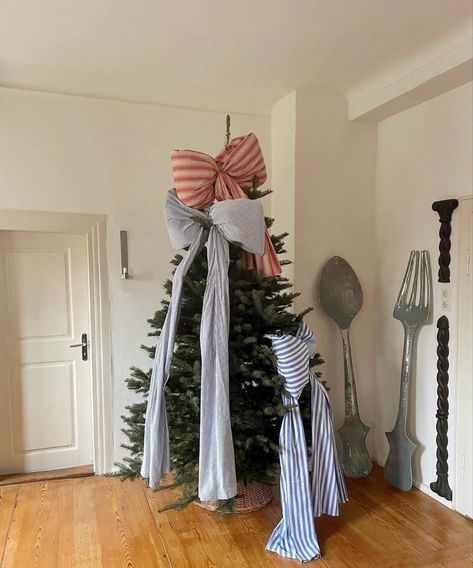 @Sissi_phole Christmas Tree With Bows, Tree With Bows, Christmas Interiors, Christmas Feeling, Christmas Inspo, Christmas Mood, Blue Christmas, Christmas Aesthetic, Christmas Deco