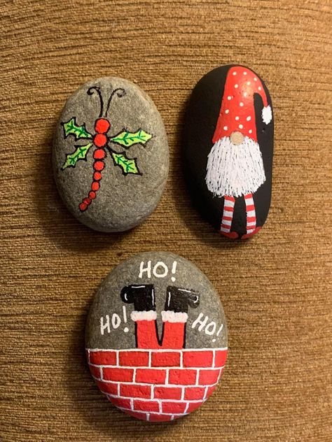 Christmas Pebbles Rock Art, Stone Painting Christmas Pebble Art, Christmas Rock Art Ideas, Xmas Rock Painting Ideas, Ideas Para Pintar Piedras Faciles, Christmas Stone Painting Ideas, Rocks Painted Ideas, Stone Painting Christmas, Winter Rock Painting Ideas