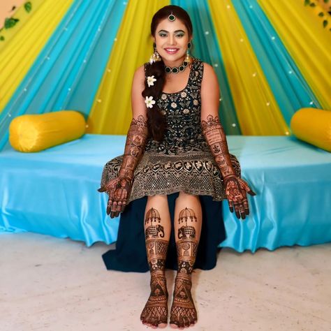 Special thanks to @prajakta_chopade for sharing such Gorgeous pictures of her Mehndi Ceremony with us😍 We wish her all the love and happiness in her married life ❤️ She is looking absolutely stunning in our Green Mehndi Jewellery set 🔥 Items included: ❤️ Necklace ❤️ Jhumka with Sahara ❤️ Mang teeka ❤️ 2 Hathphool ❤️ 2 Ring Anklets ❤️ Waist belt Color customisation available 🔥 Are you planning your haldi/mehndi or baby shower ceremony too? Checkout this beautiful jewellery set ad... Baby Shower Jewellery, Mehndi Jewellery, Haldi Jewellery, Baby Shower Jewelry, Jewellery Simple, Jewellery Elegant, Mehndi Ceremony, Bridal Photoshoot, Love And Happiness