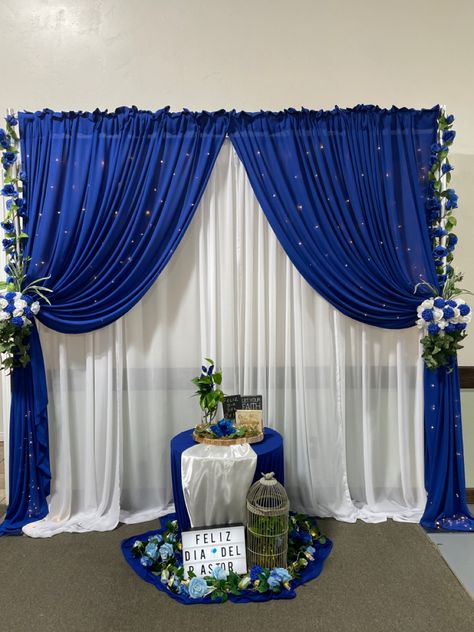 Blue Wedding Theme Centerpieces, Diy Graduation Decorations, Blue Sweet 16, Silver Wedding Decorations, Blue Wedding Decorations, Blue Birthday Parties, Blue Flower Wallpaper, Housewarming Decorations, Church Wedding Decorations