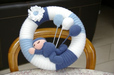 CROCHET : ma couronne pour bébé AVEC TUTO GRATUIT - Blog de crochet et tricot d'art de Suzelle Tricotcrochet % % Crochet Car, Crochet Bolero, Baby Knitting Patterns Free, Doll Bed, Knit Pillow, Crochet Decoration, Le Crochet, Wedding With Kids, Baby Play