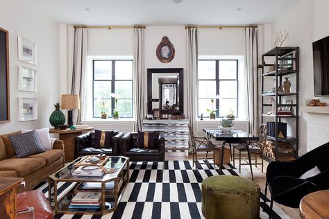 Nate Berkus eclectic living room black white and gold Nate Berkus Living Room, Ikea Stockholm Rug, Stockholm Rug, Nate Berkus Design, Sarah Richardson, Decoration House, Design Salon, Interior Room, Nate Berkus