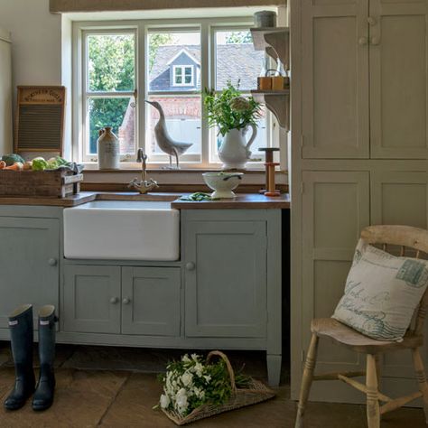 Utility room Utility Room Layout, Butlers Sink, Utility Room Ideas, Room Layout Design, Rustic Kitchen Ideas, Small Utility Room, Herringbone Kitchen, French Style Interior, House To Home