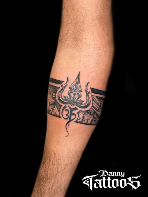 Trishul Armband Tattoo, Trishul Band Tattoo, Letter R Tattoo, Trishul Tattoo Designs, Band Tattoo Designs, Shiva Tattoo Design, Scorpion Tattoo, Shiva Tattoo, Arm Band Tattoo