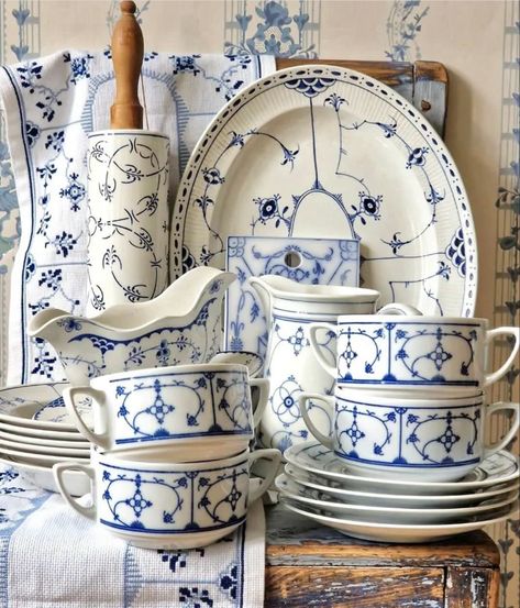 Villeroy & Boch Dinnerware, Country Kitchen Pantry, Table Settings Ideas, Royal Copenhagen Porcelain, Dish Display, Blue Vibes, Kitchen Wear, Blue White China, Blue Dishes