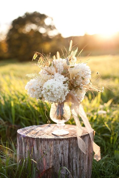 A rustic autumn arrangement. Bouquet Champetre, Fall Wedding Bouquets, Wedding Inspiration Fall, White Hydrangea, Country Chic, Fall Floral, Trendy Wedding, Wedding Flower, Chic Wedding