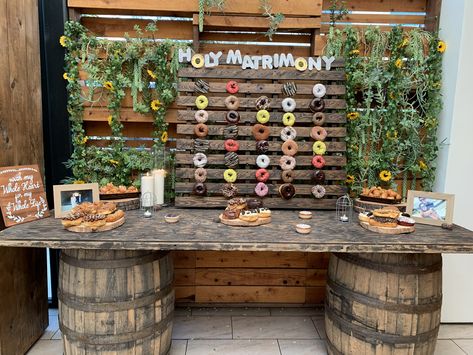 Donut Boards Wedding Diy, Peg Board Donut Wall, Rustic Donut Display, Pallet Donut Wall, Diy Acrylic Donut Wall, Donut Wall Wedding, Donut Display, Graduation Food, Pallet Wedding