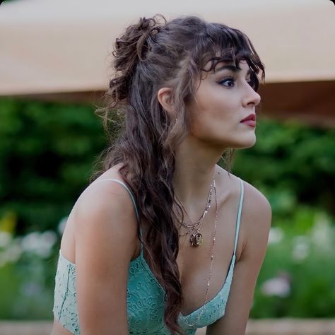 Curly Hair Ponytail With Bangs, Hande Erçel Hair, Intricate Hairstyles, كاترينا كيف, Hair Styels, Naturally Curly Hair, Hair Icon, Hande Erçel, Peinados Fáciles Para Cabello Corto