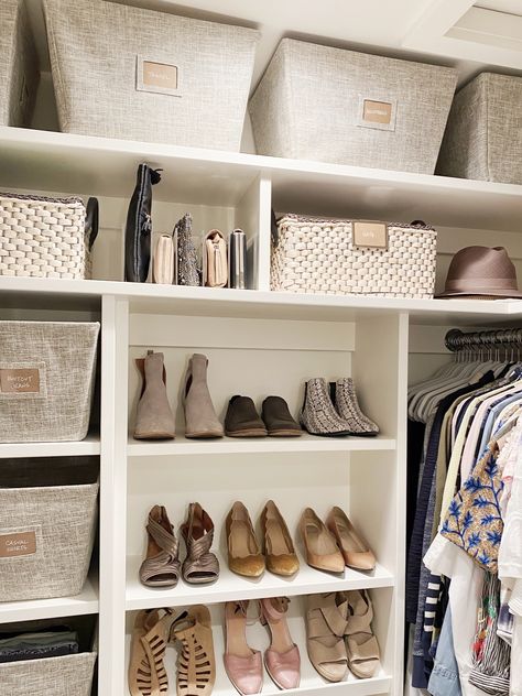 Inside Wardrobe Storage Ideas, Bedroom Closet Shelves, Declutter Clothes, Bedroom Cupboard Ideas, Organize Closet Space, Closet Redo, Closet Clothes Storage, Neat Method, Closet Storage Bins