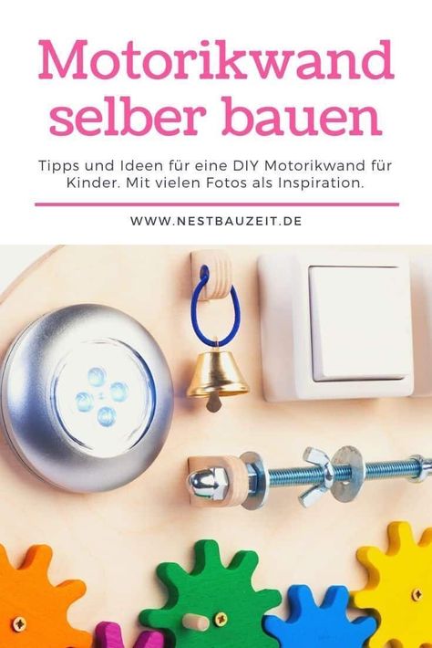 DIY Motorikwand für Babys und Kinder selber bauen: Ein selbst gemachtes Activity Board ist ein wunderbares DIY Spielzeug für Babys und Kleinkindern. Hier findest du jede Menge Tipps und Ideen für deine ganz individuelles Motorikwand oder Motorikbrett. Mit vielen Fotos von echten DIY Motorikwänden anderer Familien, die dir als Inspiration dienen können und einer großen Liste mit beliebtem Zubehör aus dem Baumarkt, Upcycling Material und mehr. Baby Activity Board Diy, Montessori Activity Board Diy, Montessori Board Diy, Diy Activity Board, Activity Board Diy, Baby Activity Board, Montessori Board, Diy Busy Board, Busy Board Baby