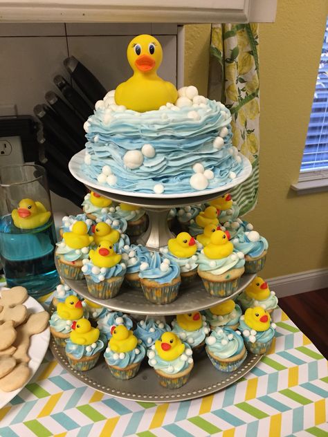 Rubber Ducky First Birthday Bubbles are white fondant Duck Birthday Theme, Birthday Bubbles, Duck Baby Shower Theme, Rubber Ducky Cake, Rubber Ducky Party, Rubber Ducky Birthday, Rubber Duck Birthday, Ducky Baby Showers, Duck Cake