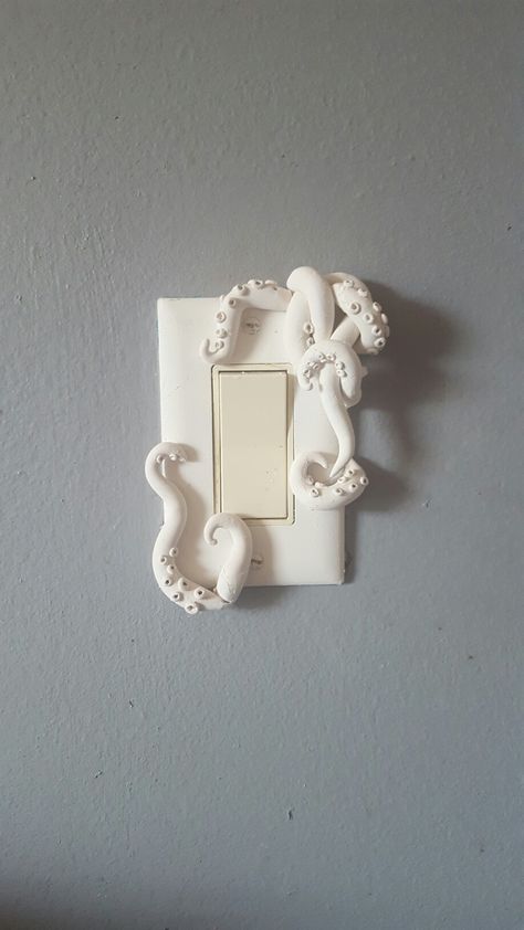 Octopus Lamp Diy, Octopus Room Decor, Diy Tentacle Decorations, Clay Light Switch Cover Diy, Clay Lightswitch Cover, Light Switch Art Ideas, Diy Lightswitch Cover Ideas, Polymer Clay Light Switch Cover, Diy Light Switch Cover Ideas