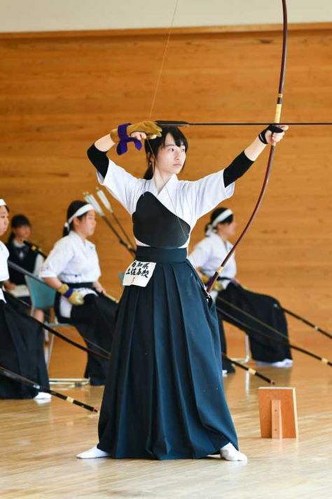 Archery Reference, Kyudo Uniform, Dynamic Archery Poses, Japanese Archery Outfit Male, Korean Archery, Kyudo Archery Anime, Japanese Archery Outfit, Kyudo Archery, Archery Japanese