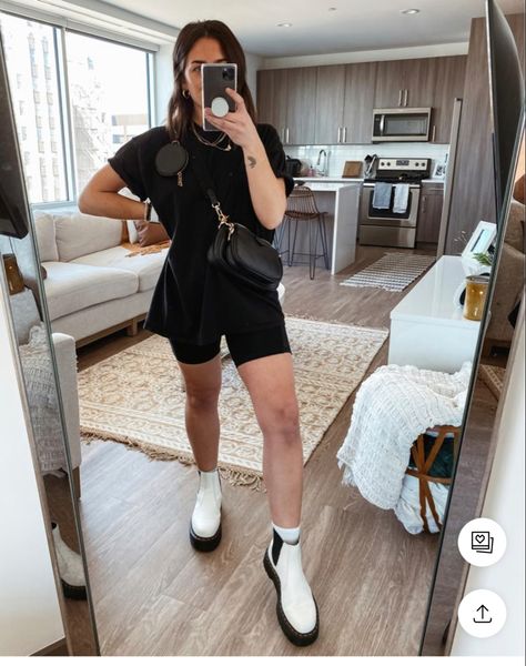 White Docs Outfits Summer, White Doc Boots Outfit, Black And White Doc Martens Outfit, White Chelsea Doc Martens Outfit, White Doc Martens Outfit Summer, White Docs Outfits, White Doc Martin Outfits, Outfits With Doc Martens Chelsea Boots, White Chelsea Boots Outfit